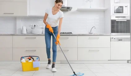 chica limpiando suelo de mármol